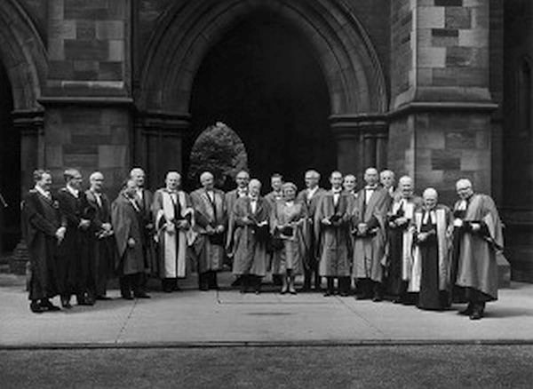 Группа участников церемонии присуждения почетных степеней в Университете Глазго в 1966 г.