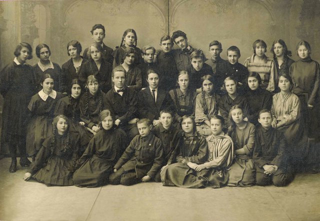 Леонид Канторович среди одноклассников (в середине первого ряда)