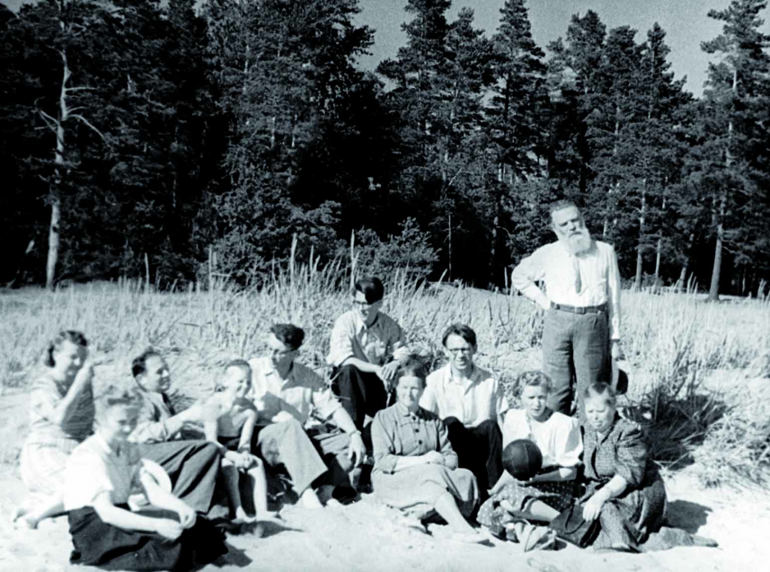 На пляже в Комарово. Стоит Г.М.Фихтенгольц; сидят: Л.В. Канторович и его сын, М.К.Гавурин, Г.П.Акилов, А.Н.Балуев, их жены.