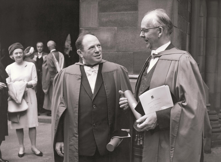После церемонии вручения диплома почетного доктора Университета Глазго. 1967 г.