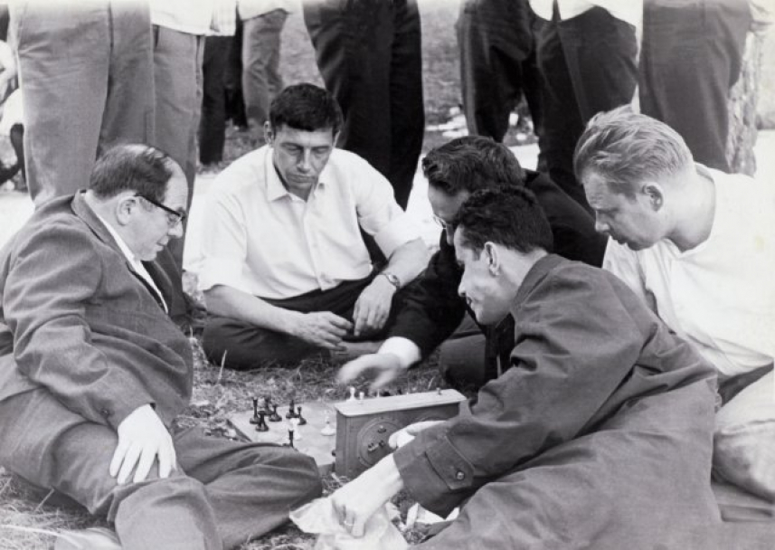 За партией в шахматы на берегу Оби (конференция по оптимизации, Новосибирск). 1968 г.